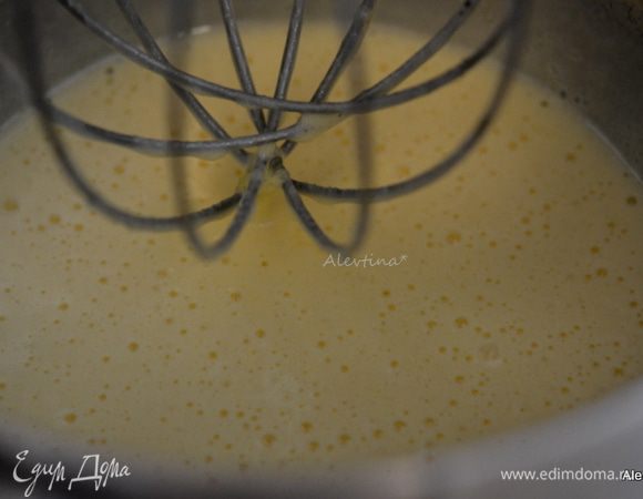 Добавить к яйцам муку и разрыхлитель и смешать на медленной скорости.