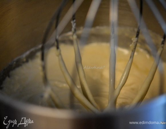 Добавить к тесту молочную смесь. Перемешать.