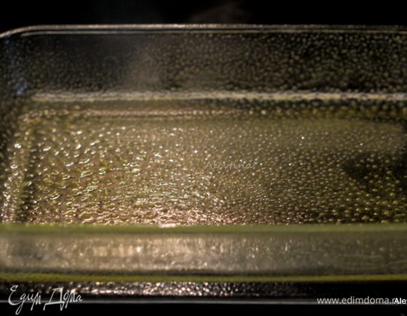 Прямоугольную форму смазать маслом. Или используем масляный спрей.
Разогреть духовку до 180°С.