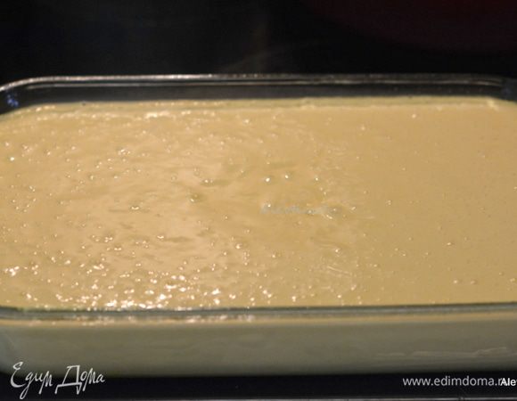 Вылить тесто в приготовленную форму. Поставить в разогретую духовку на 50-60 минут. Центр проверяем зубочисткой. Если сухая зубочистка, кекс готов.