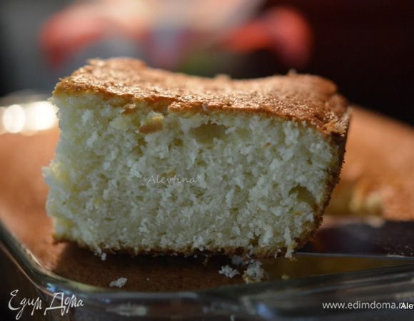 Готовый кекс разрезаем на порции. Подаем к столу. Можно украсить ягодками.