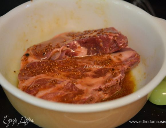 Положить 2 отбивные в маринад на 30 минут в холодильник.