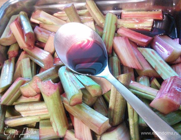 Ревень помыть, разрезать вдоль стебля, затем на брусочки, произвольной величины. Залить готовым Гренадином или гранатовым сиропом собственного производства и оставить мариноваться на 2 часа. За это время часто перемешивать. 