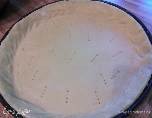 Для теста смешать в миске муку, сахар, холодное, порезанное мелким кубиком масло и яйцо. Замесить быстро тесто. На этот раз я замешивала тесто руками, сразу распределила его по форме (26 см в диаметре), форму предварительно смазать маслом и посыпать мукой), проделала вилкой дырочки, завернула в кулек и поставила в холодильник минимум на час. 