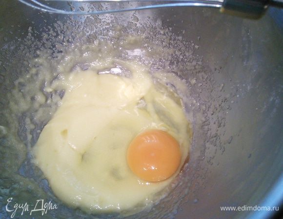 За это время приготовим франжипан. В миске взбить масло комнатной температуры с сахаром и яйцами. 