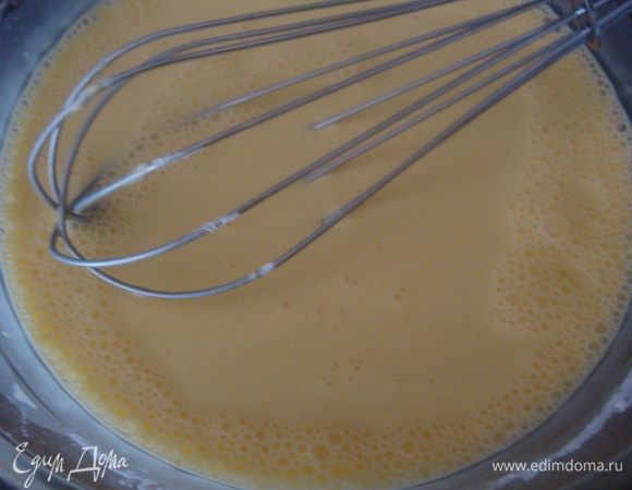 В первую очередь делаем начинку. В кастрюлю наливаем 500 мл молока ставим на огонь, чтобы закипело. В отдельной посуде 100 мл молока добавляем пудинг. Хорошо смешиваем, чтобы не было комочков.