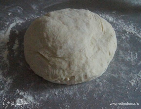 Сначала приготовим тесто. Яйцо взболтать с солью, залить ледяной водой, постепенно всыпая муку, замесить тесто. Когда оно станет достаточно густым,домесить на присыпанном мукой столе. Завернуть в пленку и оставить отдохнуть на столе минут 15.