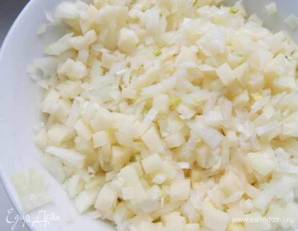Тем временем приготовим начинку. 
Лук и картофель почистить и нарезать мелким кубиком.
