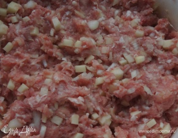 Свинину перекрутить с чесноком на мясорубке. Посолить, поперчить. Смешать с картофельно-луковыми кубиками.