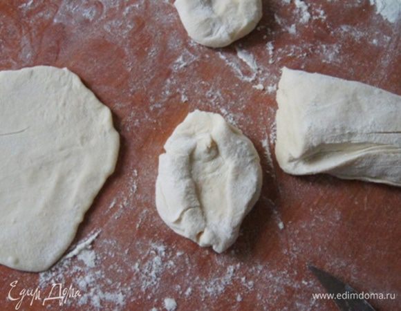 Кто то любит маленькие манты,я предпочитаю делать покрупнее :)
Тесто немного подмесить, разделить на колбаски. Каждую колбаску нарезать на шайбочки одинакового размера. Раскатать не слишком тонко.