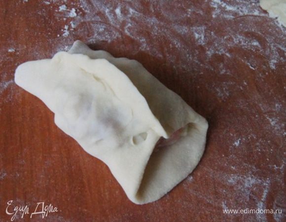 На каждую лепешку добавить десертную ложку начинки. Защипнуть мант, но не до конца.