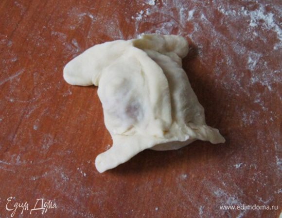 Защипнуть края, поперек шва.