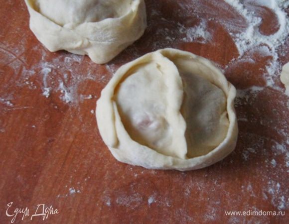 Скрепить края манта между собой. Слепить так все манты.