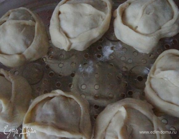 Форму пароварки или специальной мантоварки смазать растительным маслом, выложить манты на решетки.Готовить 40 минут на пару.