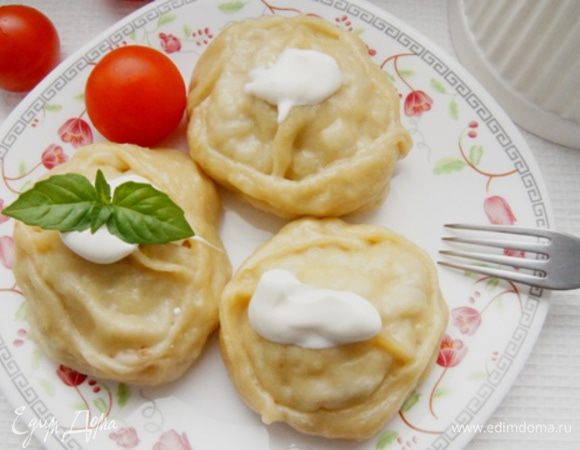 Готовые манты подавать со сметаной или острым соусом по вкусу. Мы делаем такой: чеснок измельчить прессом, смешать с майонезом и кетчупом,добавить пару капель уксуса, перец и перемешать.
Лично я люблю просто с хорошей сметанкой.