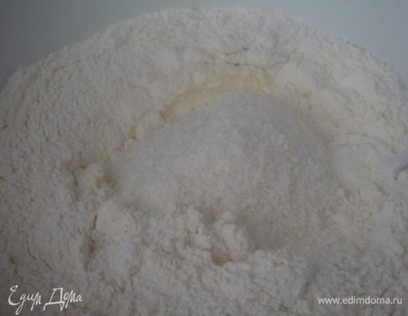 Замешиваем тесто. Миксером взбиваем масло с сахаром (масло должно быть мягким) всыпаем ванильный сахар, щепотку соли, разрыхлитель, яйцо, йогурт все смешиваем, всыпаем кокос и муку. Замешиваем тесто.