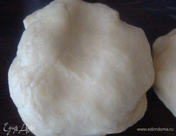 Тесто должно получиться мягким, но не липнуть к рукам (возможно кому понадобится муки немного больше, все зависит от муки) тесто делим на две части.