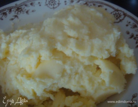 Начинку делим на две части (так же как и тесто).