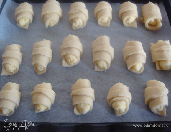 Выложить печенье на противень застеленной пекарской бумагой (точно так проделываем со второй частью теста и начинки).