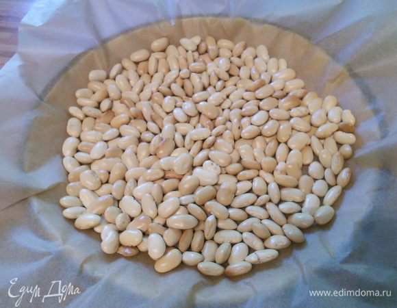 Духовку разогреть до 180°C. 10 мин запекать, прикрыв бумагой под грузом, чтобы тесто не пузырилось. Грузом может послужить фасоль, горох и т. д. Затем снять бумагу с грузом и выпекать при 170°C еще 10 мин. 