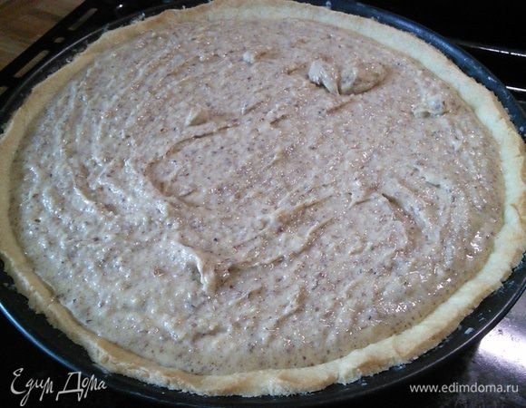 Выложить и разровнять франжипан. Запекать 20-25 мин до золотистого цвета. Последние 10-15 мин желательно накрыть листом пергаментной бумаги, чтобы тарт не подгорел. 