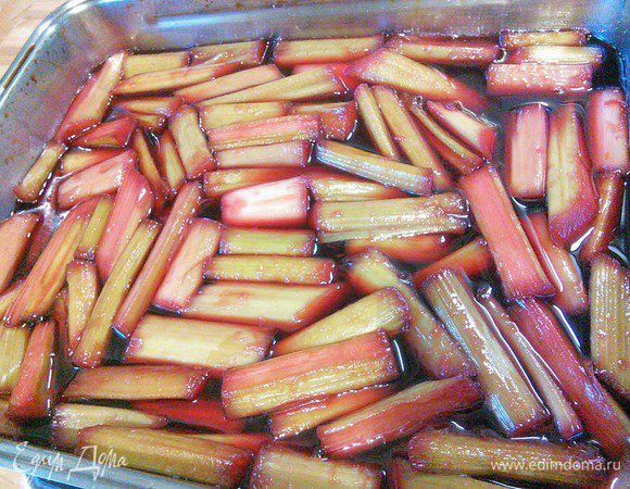 Запечь ревень в сиропе до мягкости. Мне хватило 25-30 мин. Слить небольшое количество сиропа и развести в нем агар-агар. На 750 г пюре одна чайная ложка без горки агар-агара. Пюрировать ревень погружным блендером. Смешать с разведенным агар-агаром и довести до кипения, снять с огня. 