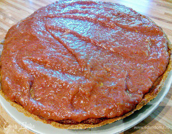 Как ревень начнет остывать, не прозевать момент и выложить его на тарт. Разровнять лопаточкой. 