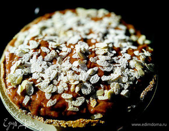 Я украсила лепестками миндаля, подрумянить их на сухой сковороде. И присыпала сахарной пудрой. 