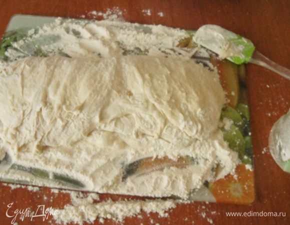 Доску присыпать большим количеством муки (дополнительная мука) и вылить туда тесто из миски. Потянуть за край и завернуть к себе пару раз. Тесто не мять, а именно растягивать. Оно очень липкое, поэтому пользуйтесь скребком или хорошо присыпьте руки мукой.
Смазать сверху немного тесто оливковым маслом.
Работать с тестом нелегко, так и норовит прилипнуть ко всему, так что не жалейте муки на присыпку доски.