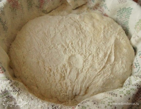 Если у вас есть корзинка для расстойки, то присыпьте ее щедро мукой и аккуратно переложите в нее тесто. Если нет, тогда сделайте как я. Присыпьте полотенце отрубями или мукой, переверните тесто с доски на полотенце. Поставьте в теплое место без сквозняков на 2 часа.
Тесто должно подняться в 2 раза.