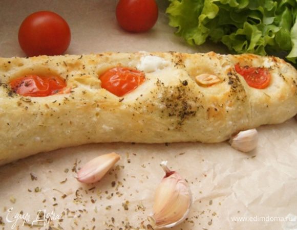 Печь хлеб в заранее разогретой до 220°C температуре 20 минут.
Остудить немного и снять с противня. 