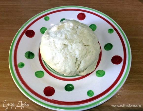 Высыпаем сухие ингредиенты в миску. Добавляем растопленное сливочное масло, сметану, кефир. Начинаем мешать массу столовой ложкой, при необходимости досыпаем муку. Когда масса станет густой, продолжаем замешивать тесто руками минут 10. Оно должно получиться мягким и эластичным. Даем тесту отдохнуть минут 30.