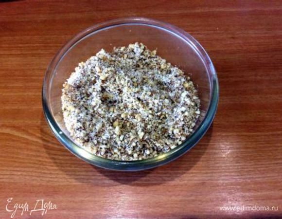 Готовим начинку. Измельчаем орехи (грецкий и миндаль) в блендере. Добавляем сахар и корицу.