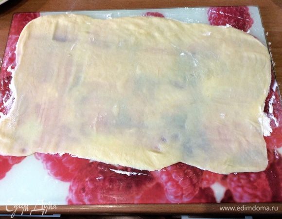 Из двух шариков, что больше, должны получиться слои чуть толще, так как одна лепешка будет самой нижней, а другая — самой верхней. Остальные 5 будут лежать между.