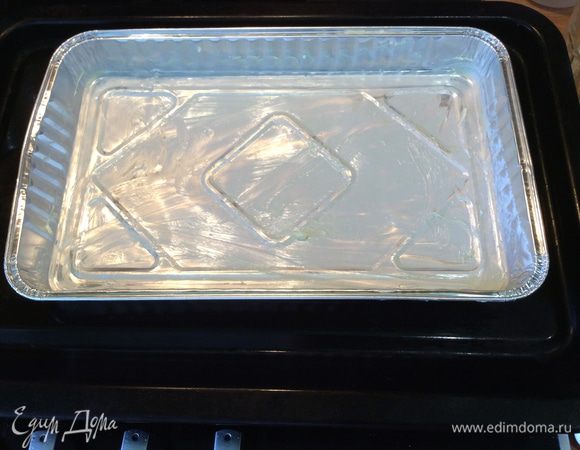 Смазываем форму для выпечки сливочным маслом. 