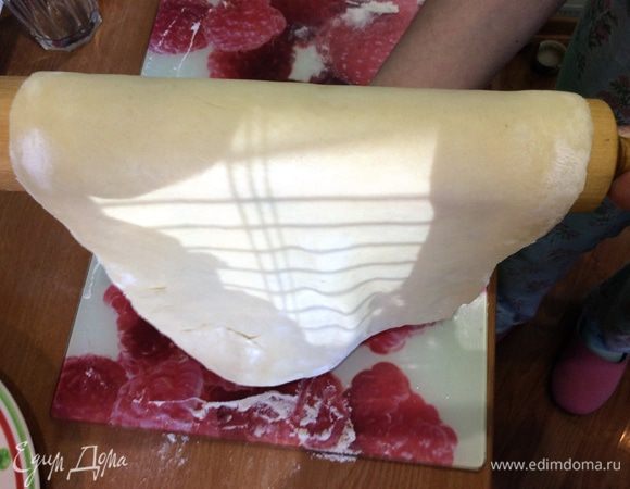 Расстилаем на дно одну из толстых слоек. 