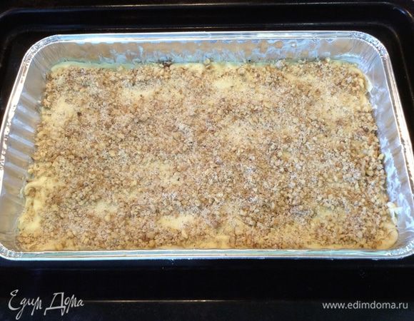 Еще раз смазываем сливочным маслом и рассыпаем на эту поверхность 1/6 начинки. Далее точно таким же образом раскладываем остальные 4 тонкие слойки. 