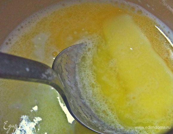 Растопить масло в молоке. Можно разбавить молоко водой, если молоко жирное.