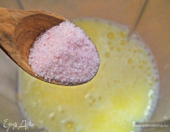Перелить в кувшин-блендер, добавить соль, сахар.
