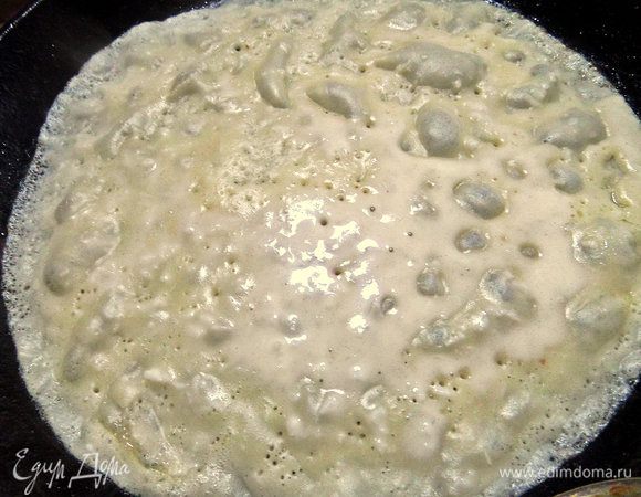 Жарим на смазанной сковороде. У меня небольшая чугунная сковорода.