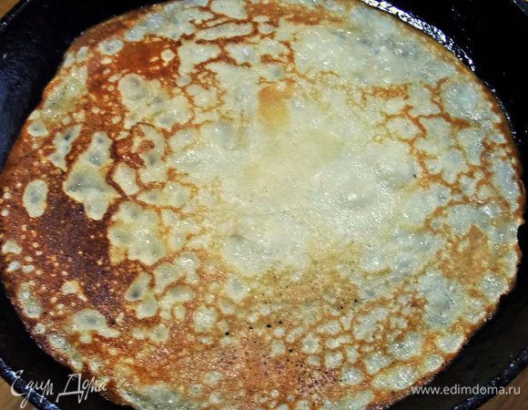 Переворачиваем и жарим снизу. Получится 6-7 штучек.