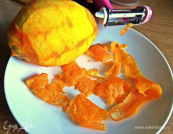 Для соуса с чистого апельсина снимаем кожицу слайсами.