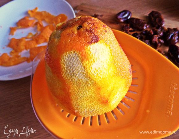 Выжимаем также с апельсина сок. 