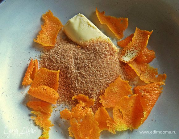 Цедру с маслом и сахаром нагреваем в сковороде.