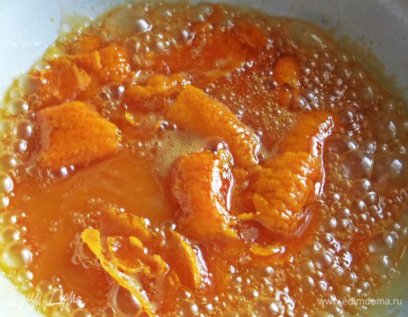 Когда сахар и масло растопятся, влить сок и выпарить его частично.