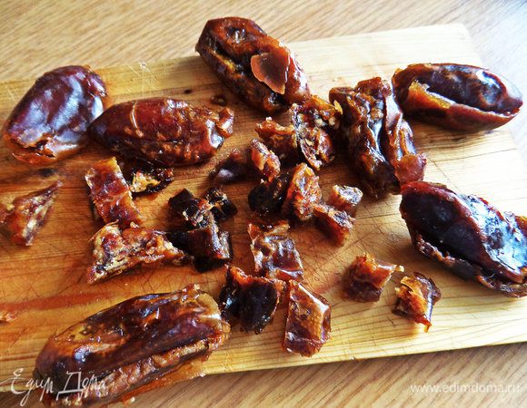 Финики делим на кусочки.