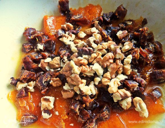 Затем горсть орехов поломанных.