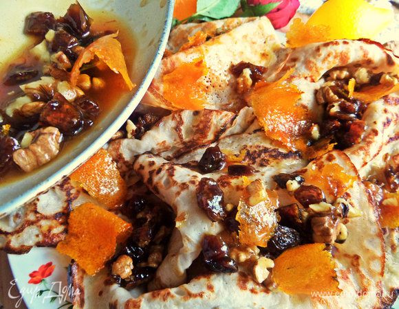 Полить соус сверху на блины, не остужая.