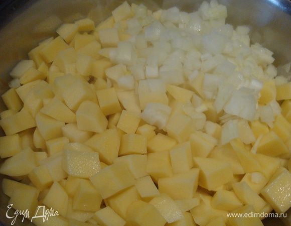Картофель почистить, нарезать на мелкие кусочки. Лук почистить, нарезать мелко.