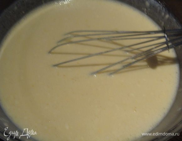 В яично-молочную смесь добавить муку и тщательно все перемешать, чтобы не было комочков.